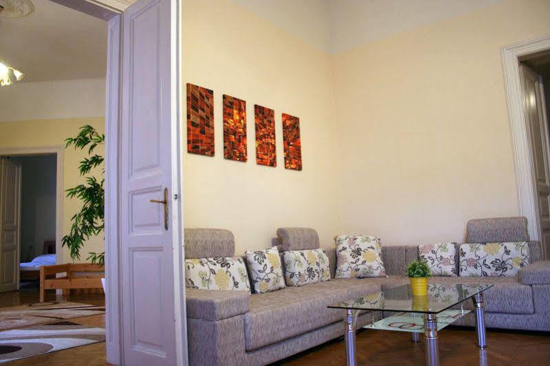 Walking Bed Budapest Downtown Hostel ภายนอก รูปภาพ