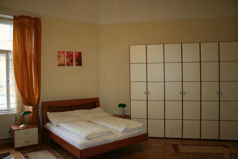 Walking Bed Budapest Downtown Hostel ภายนอก รูปภาพ
